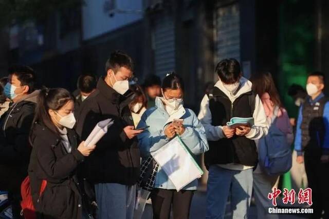 资料图：几名考生在考点外复习。中新社记者刘力鑫摄