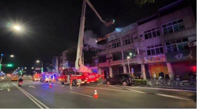 台媒：高雄一公寓凌晨起火并发出爆炸声，附近民众受惊吓