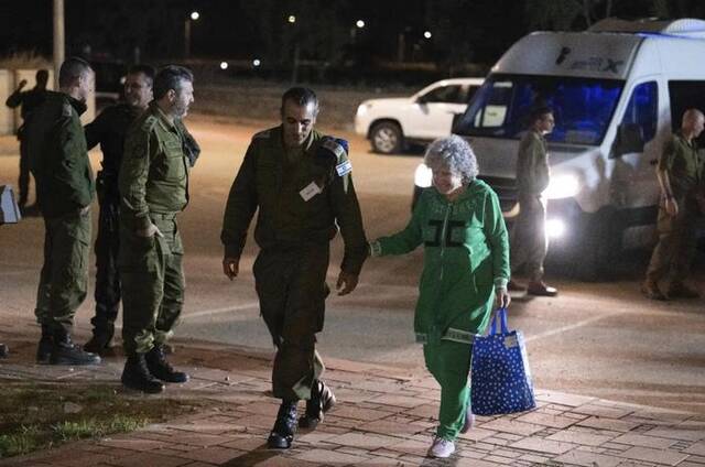 11月24日，获释人质露丝·蒙德（RuthMunder）抵达以色列。图片转自美联社