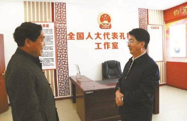 孔相卿(左)和许昌市检察院检察长赵艺林交流检察工作。