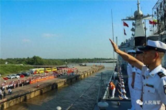 11月27日下午，海军第44批护航编队访问缅甸仰光。图为官兵整齐列队，向码头欢迎人群挥手致意。张元虎摄