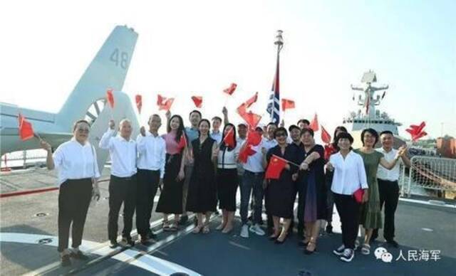 11月27日下午，海军第44批护航编队访问缅甸仰光。图为欢迎人群登舰参观，并位舰艇飞行甲板合影留念。方思航摄