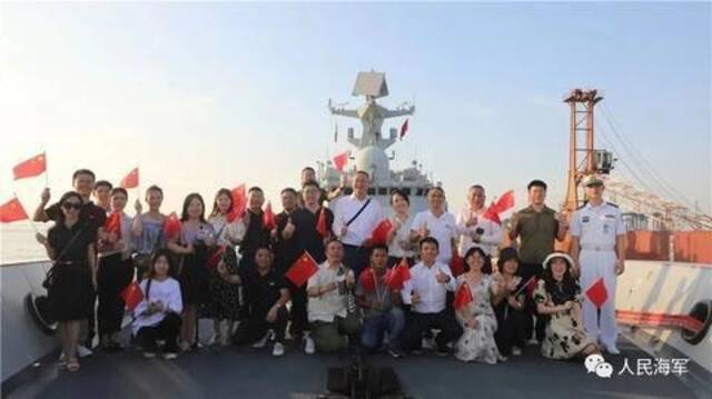 11月27日下午，海军第44批护航编队访问缅甸仰光。图为欢迎人群登舰参观，并合影留念。姜霞摄