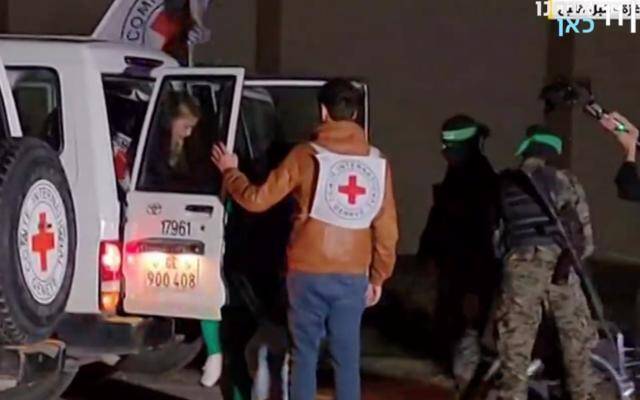 △27日晚，哈马斯将以色列被扣押人员转交给红十字会国际委员会