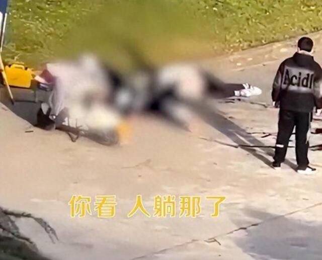 陕西一职校两学生被同学捅伤，亲属：外甥因伤势过重死亡，或系辩论赛未被选上报复，另一学生在ICU抢救