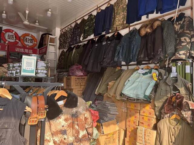 ▲成都某劳保用品店里的军大衣被放在角落出售
