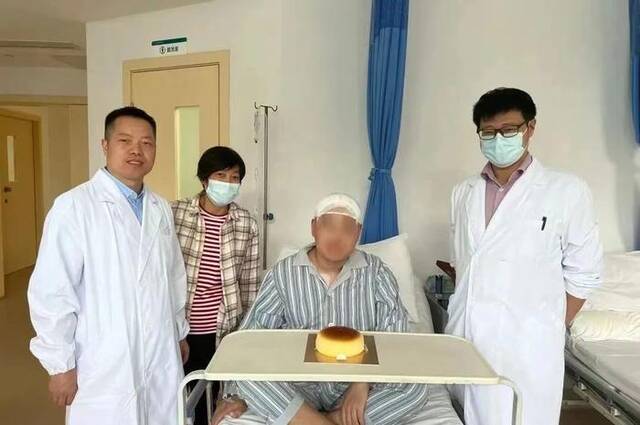 今年，为治疗强迫症，田毅26岁的生日在医院里度过。受访者供图