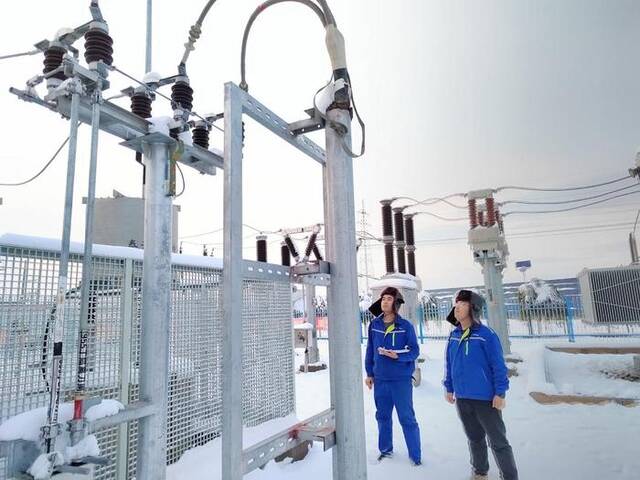 中国节能所属太阳能西中区宁城电站运维人员正在升压站内进行设备巡检