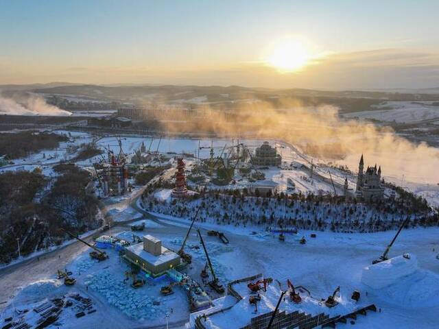 图为11月29日拍摄的第五届长春冰雪新天地项目建设现场。（受访者供图）