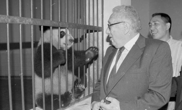△1998年，基辛格参观成都大熊猫繁育研究基地。（图片来源：四川在线）