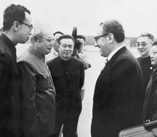 △1971年7月9日，中美建交前夕，美国国务卿基辛格秘密访华，叶剑英、黄华等人在南苑机场迎接。