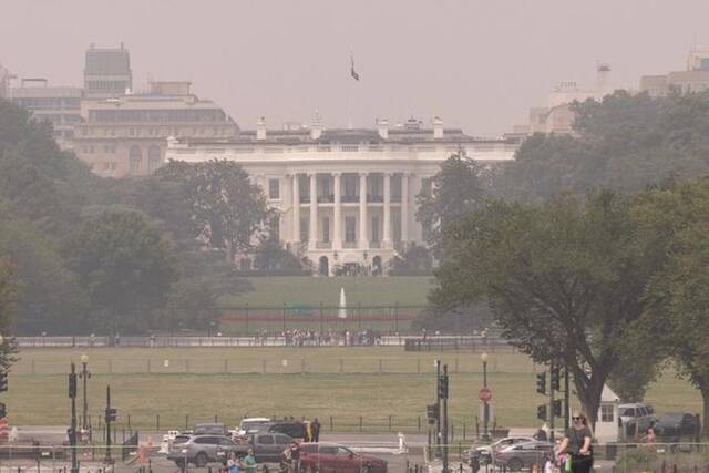 6月29日，在美国首都华盛顿，白宫笼罩在烟雾中。新华社发（亚伦摄）