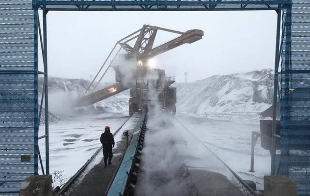新华电厂燃料部运行人员浴“雪”确保接卸煤和输送煤的安全