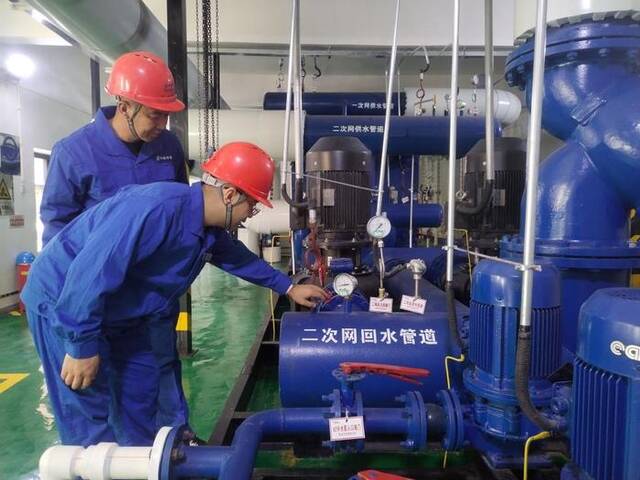 乌拉特发电厂热网部运维人员巡视检查辖区供热设备