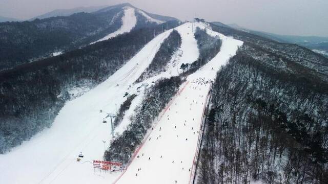 滑雪爱好者在沈阳市东北亚滑雪场滑雪（无人机照片）。新华社记者陈为摄