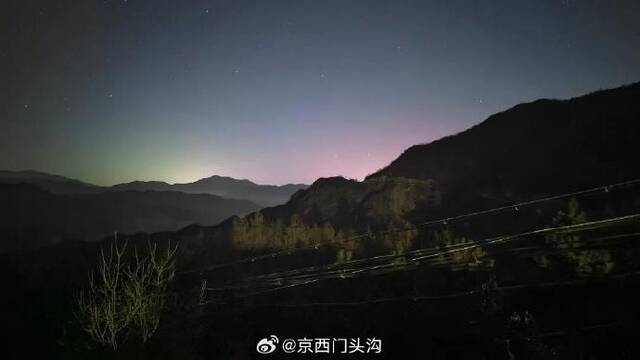 12月1日晚，百花山国家级自然保护区附近拍摄到极光。图/门头沟区政府官方微博