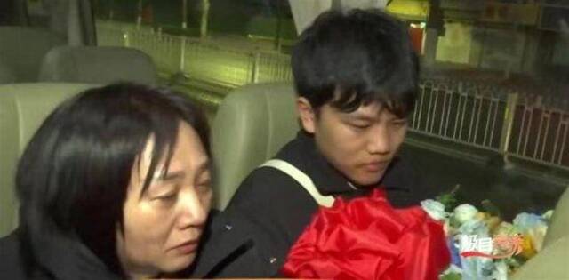 解清帅和母亲乘坐大巴车前往欢迎仪式现场