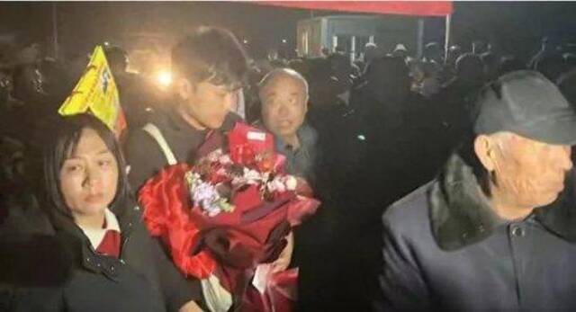 解清帅和母亲前往欢迎仪式现场