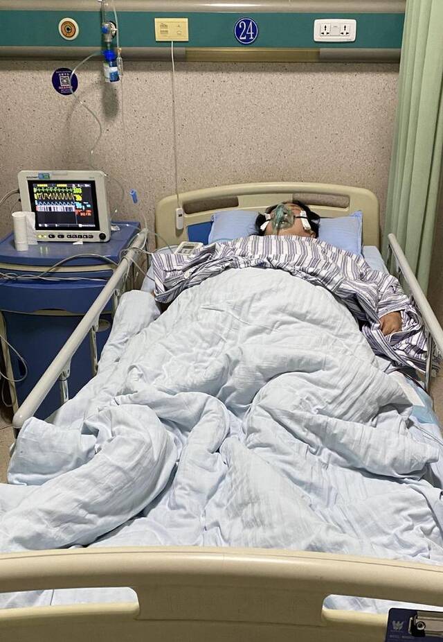 2021年5月，被切除左肾之后的陈玉珍躺在病床上。