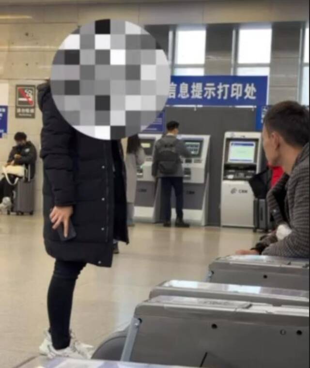 “扫不起就不要坐”？男子在南京站坐按摩椅疑被驱赶，12306回应