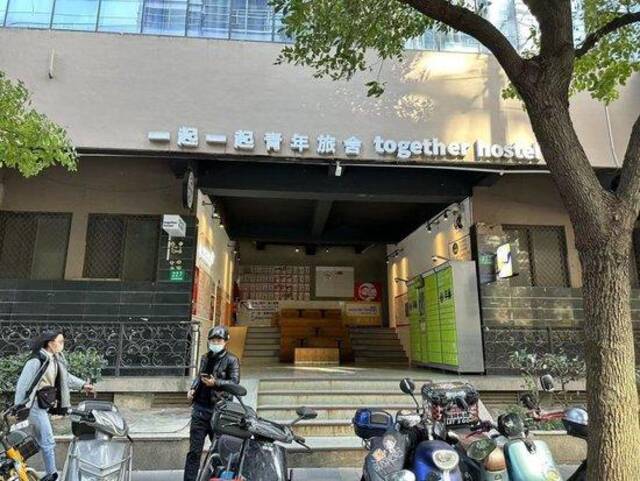 上海青旅里的年轻人：有人住最便宜的十人间，投1万份简历获两个offer