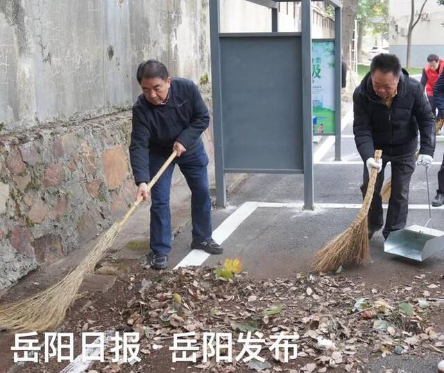 曹普华在五里牌街道铁塔公司小区参加卫生大扫除。“岳阳发布”微信公众号图