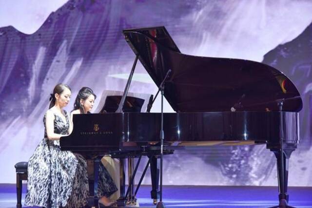 青年钢琴演奏家吉娜在第五届世界媒体峰会演奏经典钢琴曲