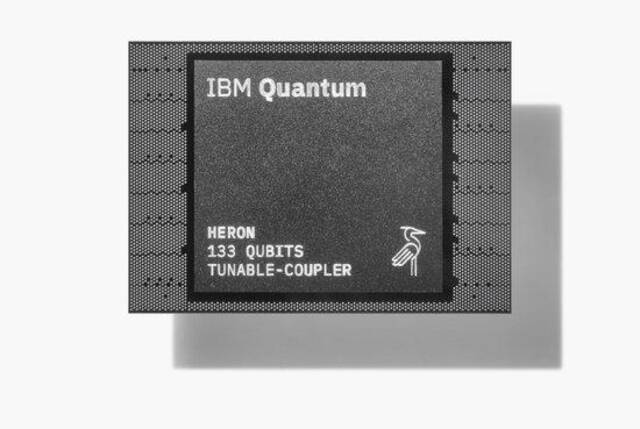 在2023年IBM量子峰会上，IBMQuantumHeron作为IBM迄今为止性能最佳的量子处理器发布，其全新架构显著降低了错误率。