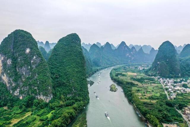 这是漓江阳朔段的风景。新华社记者曹祎铭摄