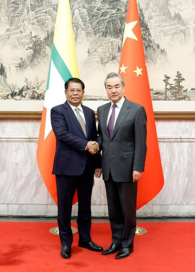 王毅会见缅甸副总理兼外长丹穗