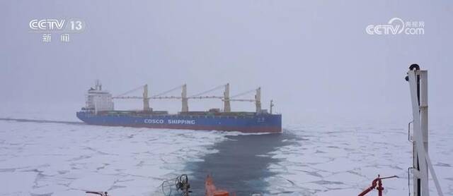 36小时艰难破冰 “雪龙2”号、“天惠”轮抵达南极罗斯海新站