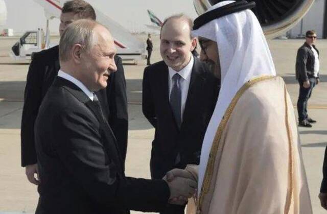 当地时间2023年12月6日，俄罗斯总统普京抵达阿拉伯联合大公国首都阿布达比。