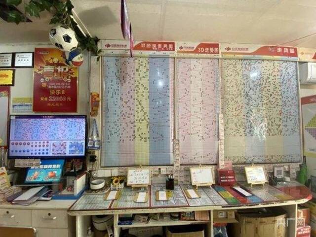 彩票店内鲜见顾客央广网记者胡斐摄