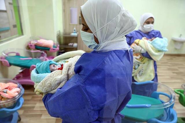 12月3日，在埃及开罗以东的新行政首都医院，医护人员看护来自加沙的早产儿。新华社发（艾哈迈德·戈马摄）