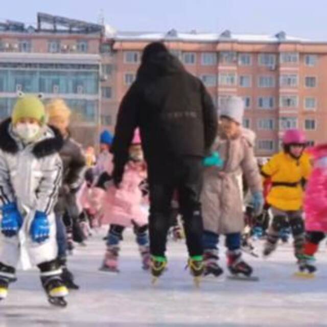 新华全媒+丨牡丹江一小学连续浇冰场40年教学生滑冰