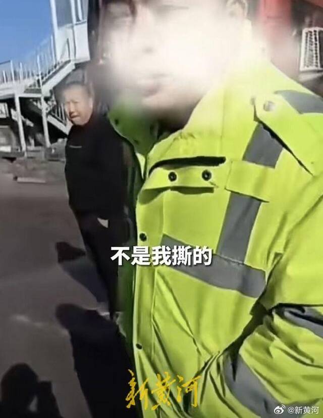 收费站身着“交通执法”服男子撕毁货车司机通行证，官方：停岗