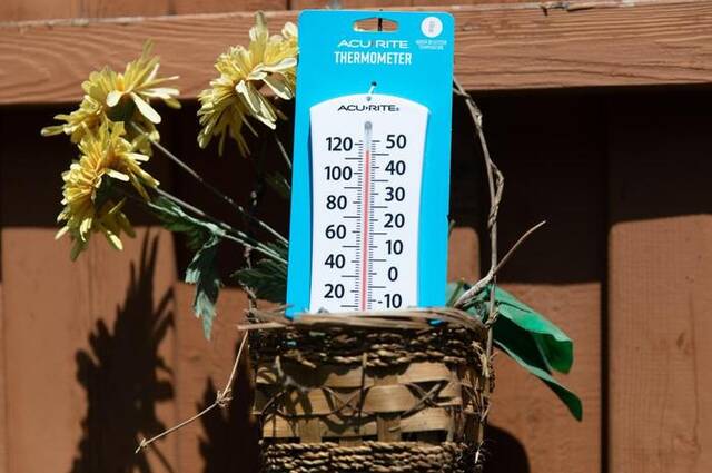 这是2023年6月27日在美国得克萨斯州达拉斯市郊拍摄的一家住户院子里的温度计。新华社发（田丹摄）