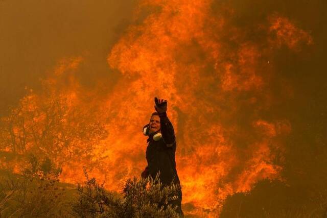 2023年8月22日，消防员在希腊首都雅典附近的查西亚村灭火。新华社发（马里奥斯·罗洛斯摄）