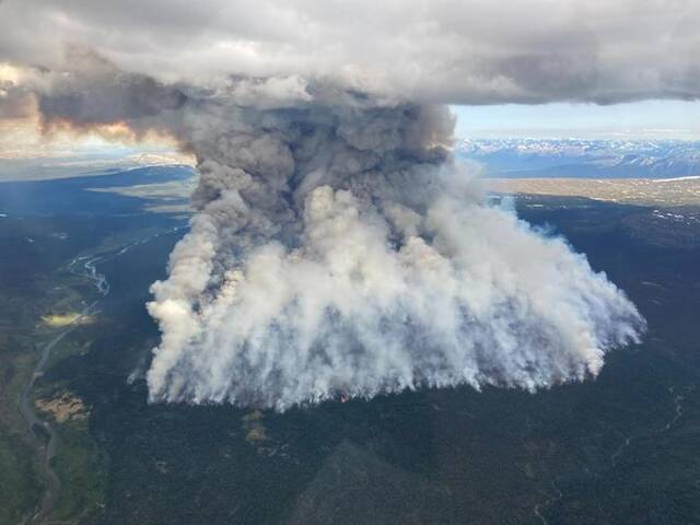 这是2023年6月24日拍摄的加拿大不列颠哥伦比亚省的山火（航拍照片）。新华社发（不列颠哥伦比亚省野火管理局供图）