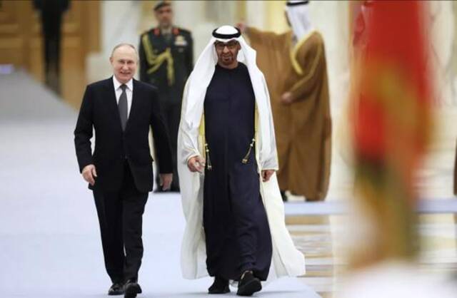 当地时间12月6日，阿联酋阿布扎比，俄罗斯总统普京（左）和阿联酋总统穆罕默德出席欢迎仪式