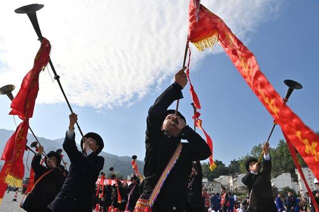 瑶族群众在黄桶至百色铁路建设动员大会上吹响瑶族长号。新华社记者周华摄