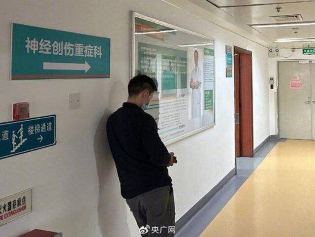 伤者父亲在医院等待会诊（央广网见习记者罗世伟摄）