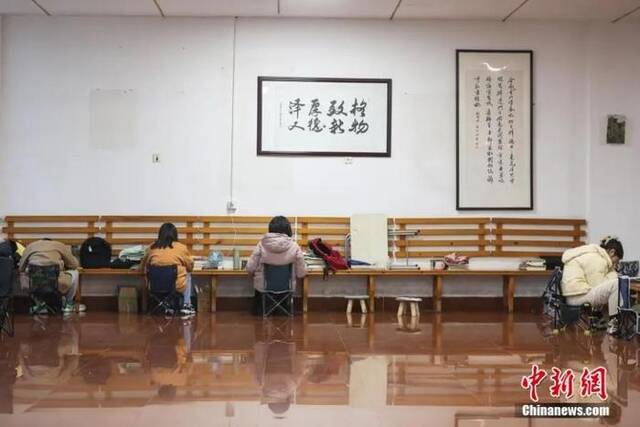 资料图：几位考研学生在南昌大学教学楼的公共空间复习备考。刘力鑫摄