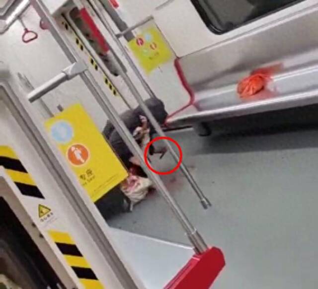 地铁9号线发生持刀伤人事件，有小孩哭喊“爸爸”，广州警方回应