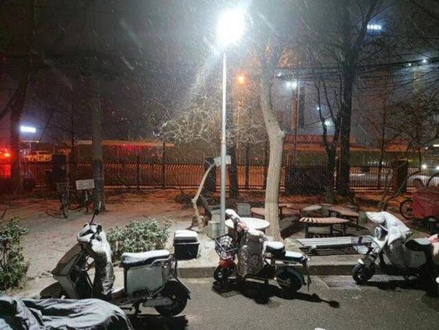 实拍！北京今冬初雪来啦