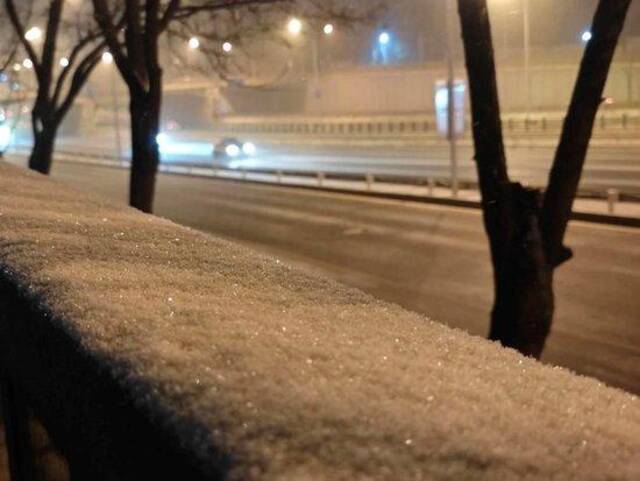 实拍！北京今冬初雪来啦