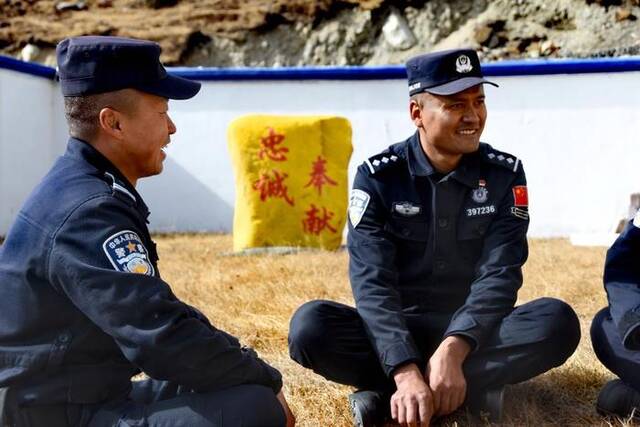 肖警务站的移民管理警察们在草地上休息（12月6日摄）。新华社记者刘文博摄