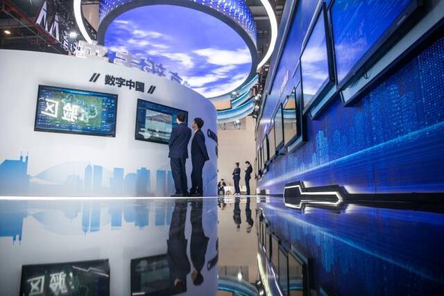 2023年11月20日，参观者在2023中国5G+工业互联网大会创新成果展上参观。新华社记者伍志尊摄