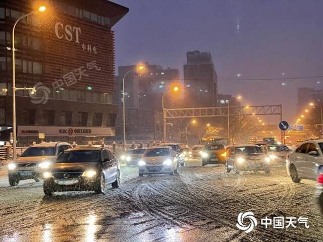 △北京今晨路面积雪较明显。