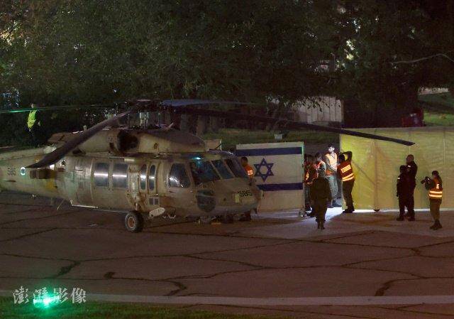 当地时间11月24日，以色列佩塔提克瓦，载有第一批被哈马斯释放人员的直升机在儿童医疗中心降落。图自澎湃影像